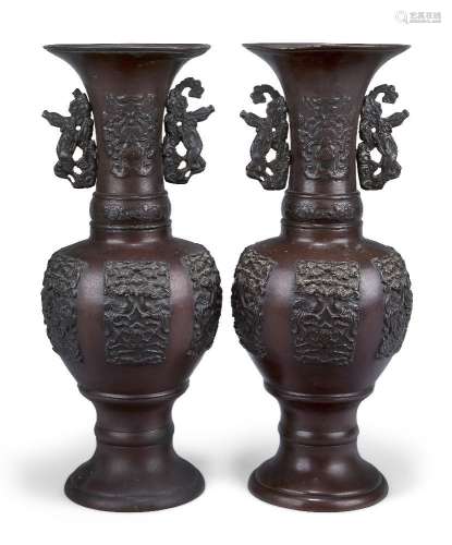 Une paire de vases japonais en bronze, début du 20ème siècle...