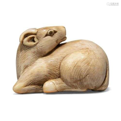 Un netsuke japonais en ivoire, 19ème siècle, sculpté comme u...