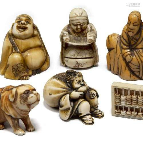 Un petit groupe de netsuke japonais en ivoire, fin 19e - déb...