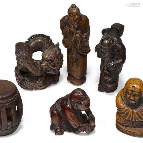 Un petit groupe de netsuke en bois japonais, 19ème siècle, c...