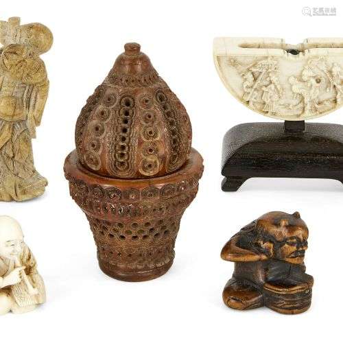 Cinq netsuke japonais, fin du 19ème siècle, trois en buis re...