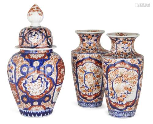 Trois vases en porcelaine imari japonais, 20e siècle, la pai...