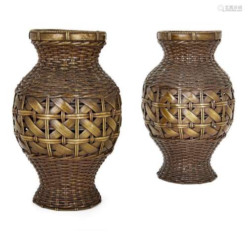 Une paire de vases japonais en métal tissé, 19ème siècle, fi...