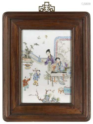 Plaque de famille rose en porcelaine chinoise, 19e siècle, p...
