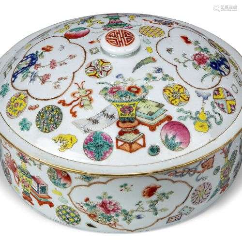 Une boîte circulaire et un couvercle en porcelaine chinoise ...