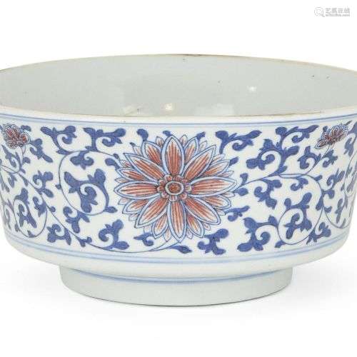 Un bol en porcelaine chinoise bleu et rouge cuivre, 19ème si...