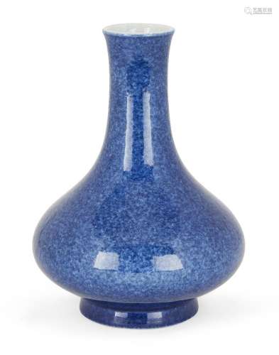 Un vase bouteille monochrome bleu poudre en porcelaine chino...