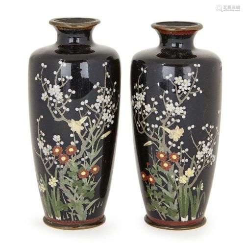 Une paire de vases japonais en cloisonné, période Meiji, déc...