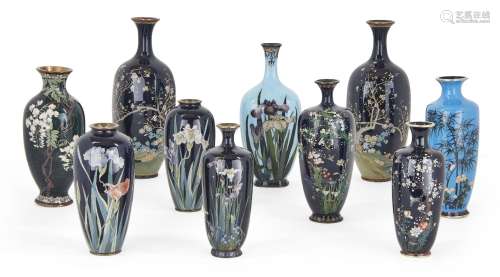 Un groupe de petits vases cloisonnés japonais, période Meiji...