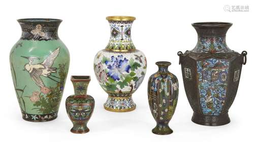 Cinq vases japonais et chinois en émail cloisonné, 19e siècl...