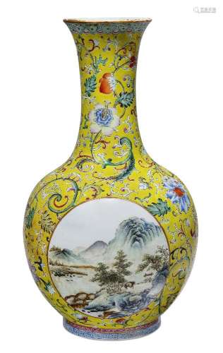 Vase bouteille en porcelaine chinoise de la famille rose, 19...