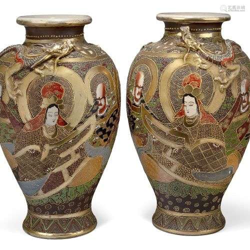 Une paire de vases Satsuma, début du 20ème siècle, chacun dé...