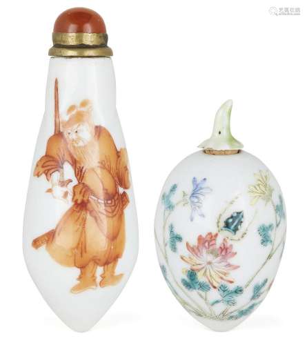 Deux tabatières en porcelaine chinoise, 19e siècle, l'une de...