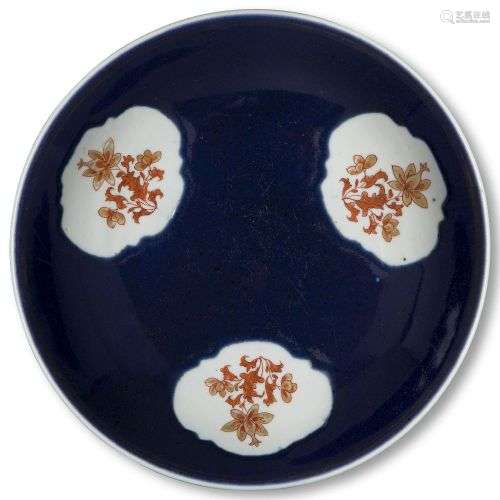 Un plat en porcelaine chinoise bleu poudre, 18ème siècle, l'...