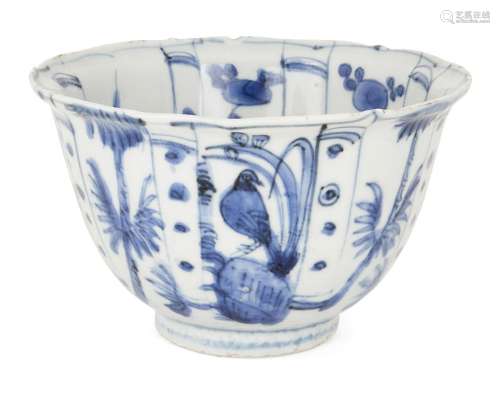 Un bol bleu et blanc en porcelaine chinoise Kraak, 17ème siè...