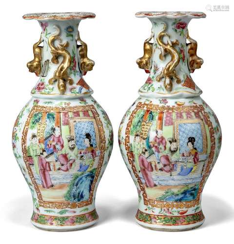 Une paire de vases en porcelaine chinoise de Canton de la fa...