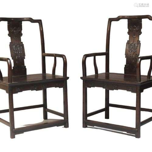 Une paire de fauteuils chinois en bois dur, fin de la dynast...