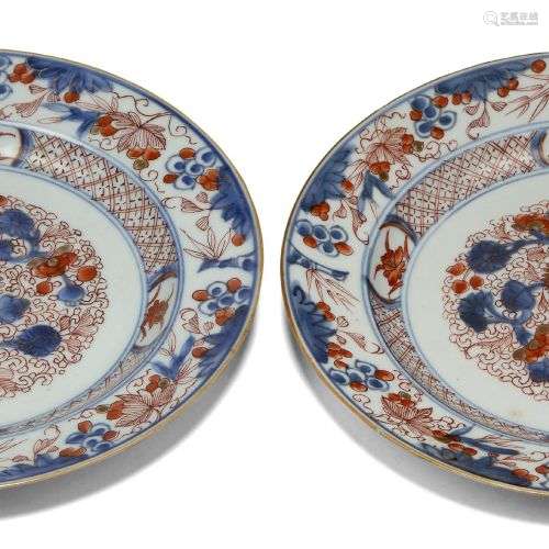 Une paire de plats Imari en porcelaine d'exportation chinois...