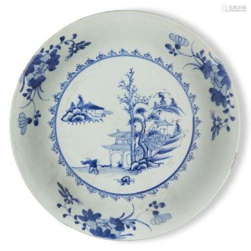 Un grand plat bleu et blanc en porcelaine chinoise excavé de...