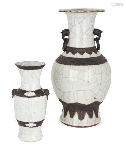 Deux vases de type Ge en porcelaine chinoise, fin de la dyna...