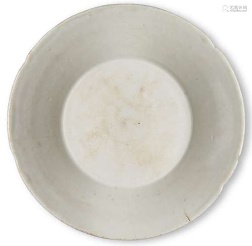 Petit plat en porcelaine chinoise à glaçure blanche, dynasti...