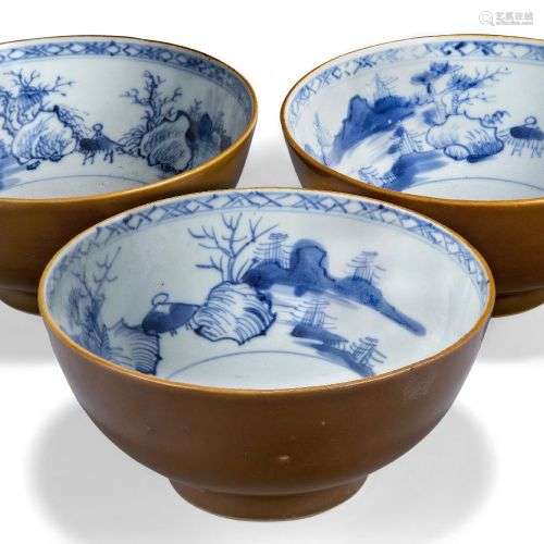 Trois bols bleu et blanc en porcelaine de Chine, de style Ba...