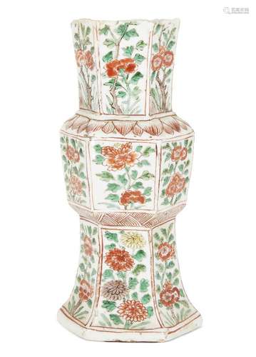 Vase en porcelaine chinoise de la famille verte, gu, période...