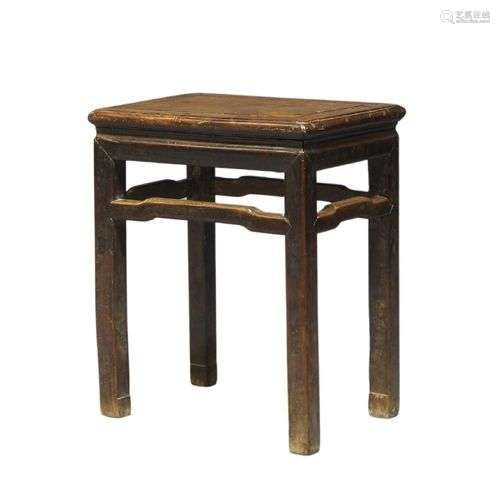Une table d'appoint rectangulaire en bois dur de Chine, 19èm...