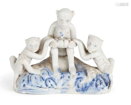 Groupe de figurines de singes en porcelaine de Dehua, début ...