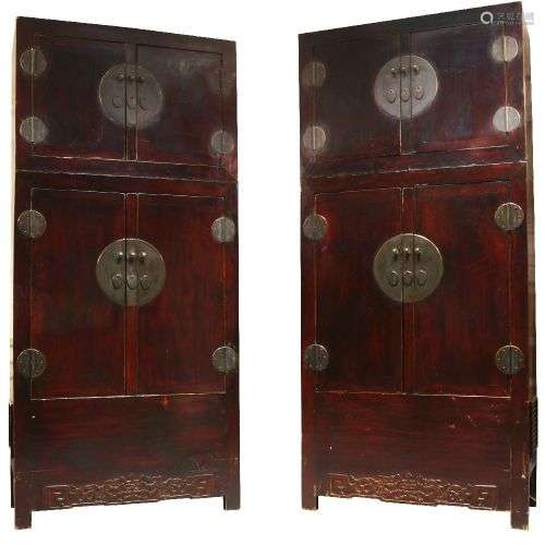 Une paire d'armoires chinoises en bois tendre laqué, fin de ...