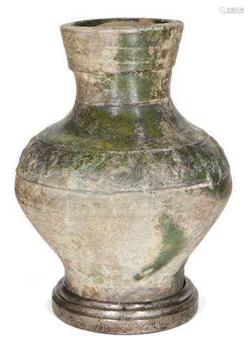 Une jarre en poterie chinoise à glaçure verte, hu, dynastie ...