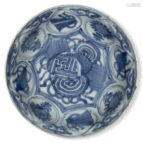 Un plat bleu et blanc Kraak en porcelaine chinoise, XVIIe si...