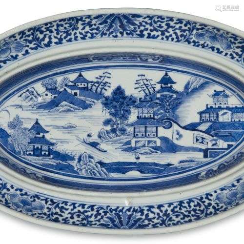 Un plat ovale en porcelaine d'exportation chinoise bleu et b...