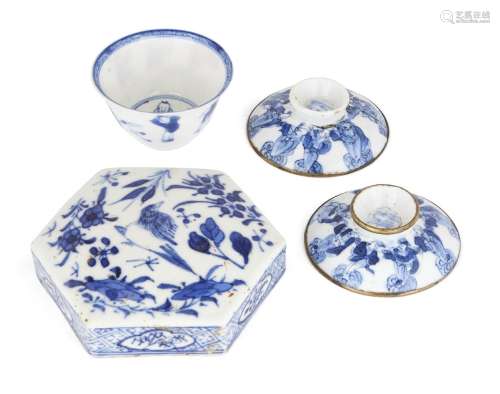 Un godet à thé bleu et blanc en porcelaine chinoise, période...