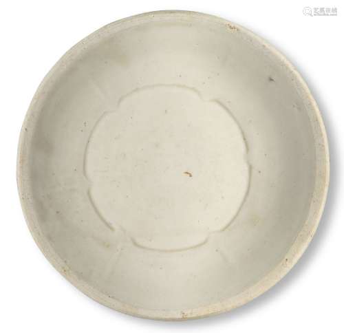 Un plat en porcelaine chinoise à glaçure blanche, dynastie S...