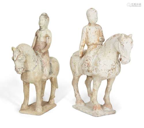 Deux chevaux et cavaliers en poterie chinoise, dynastie Tang...