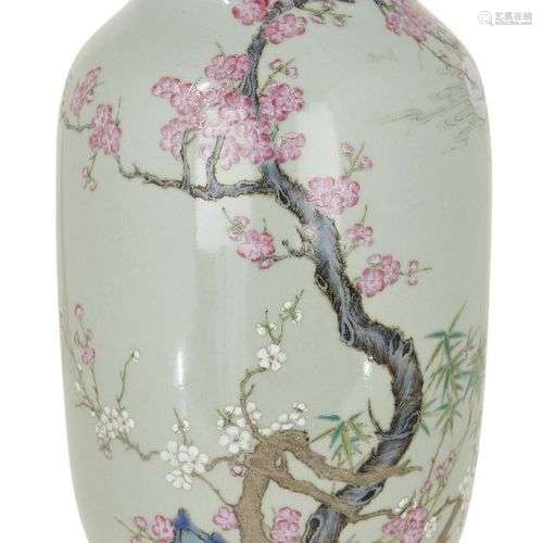 Vase lanterne en porcelaine chinoise de la famille rose, pér...