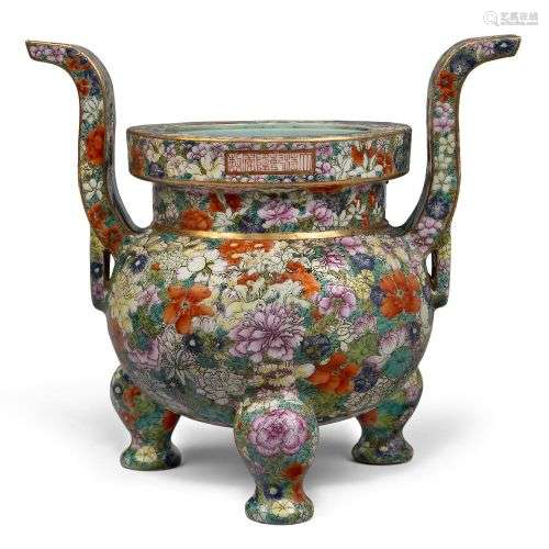 Un encensoir tripode en porcelaine chinoise millefleurs, ca....