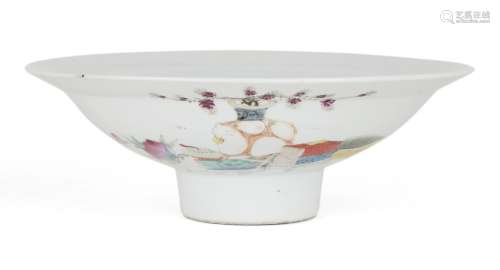 Un bol à pied en porcelaine chinoise de la famille rose, pér...