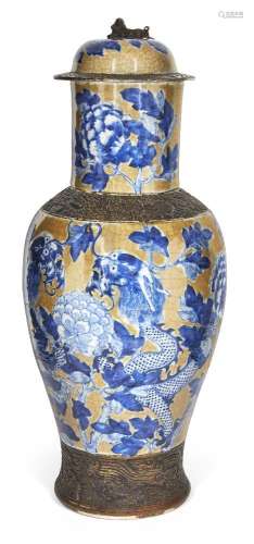 Vase balustre et couvercle en porcelaine chinoise, 19e siècl...