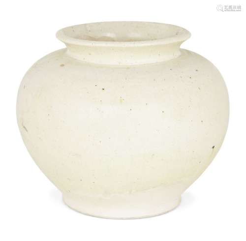 Une jarre en poterie chinoise vernie à la paille, dynastie T...