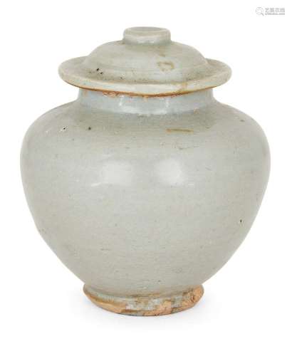 Une jarre et un couvercle en poterie chinoise, 15e siècle, r...