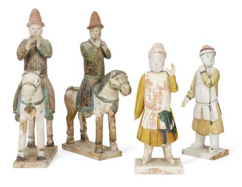 Quatre figurines funéraires en poterie vernissée chinoise, d...