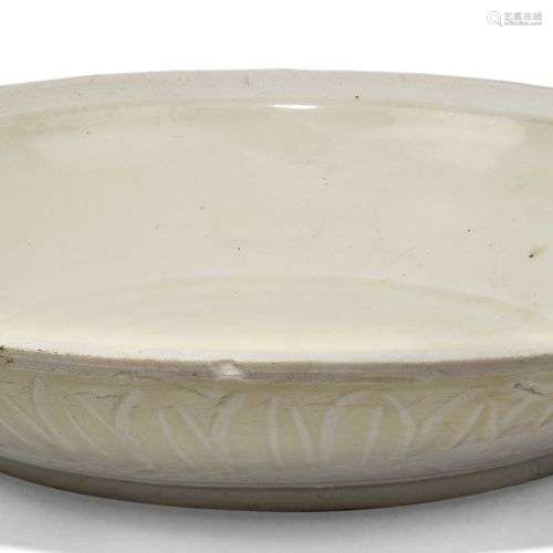 Un plat en porcelaine de Dehua, dynastie Yuan, moulé avec un...