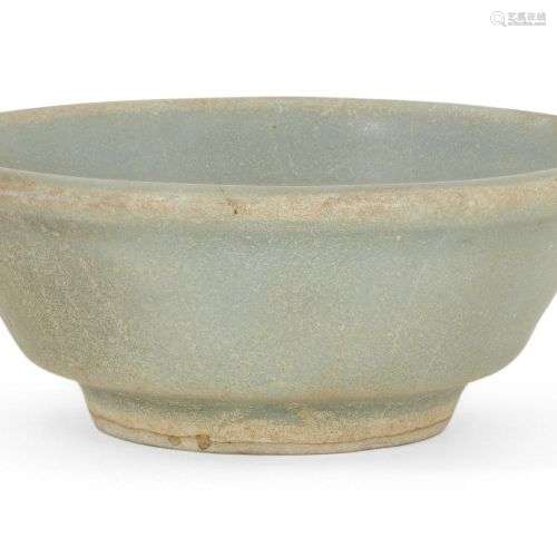 Un petit bol chinois en grès gris céladon, dynastie Yuan-déb...