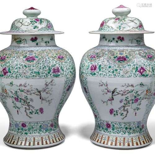 Paire de grands vases et couvercles en porcelaine de Chine d...