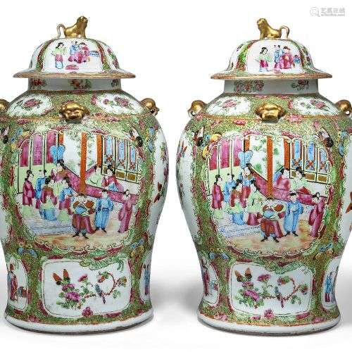 Paire de grands vases et couvercles en porcelaine chinoise d...