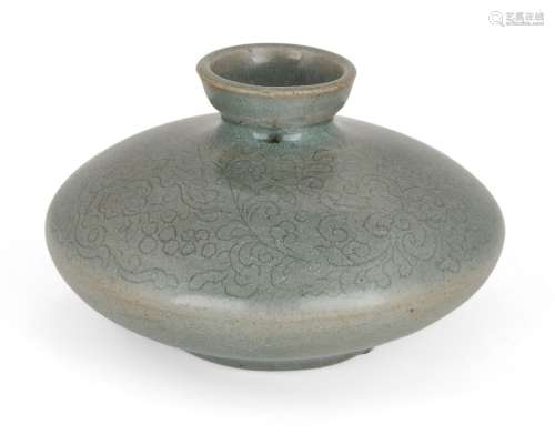 Un pot à huile coréen en grès céladon, dynastie Goryeo, de f...