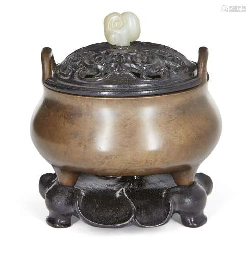 Encensoir chinois tripode en bronze, fin de la dynastie Qing...