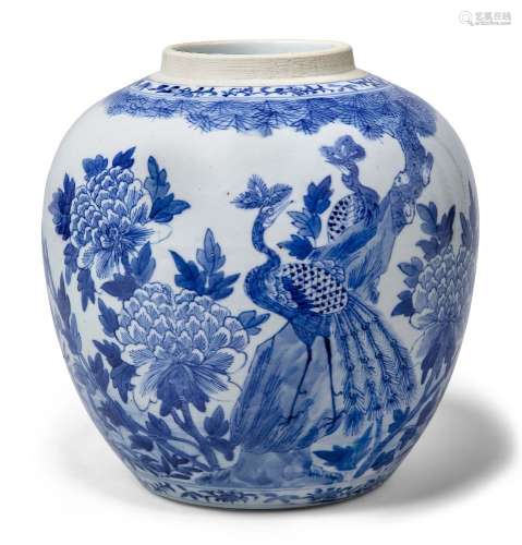 Une jarre en porcelaine chinoise bleue et blanche, 19e siècl...